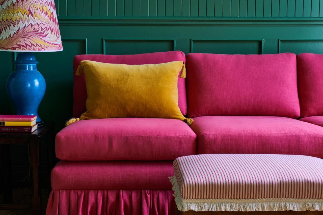 Hotel The Mitre, Hampton Court Kingston upon Thames  Exteriér fotografie A sofa upholstered in velvet