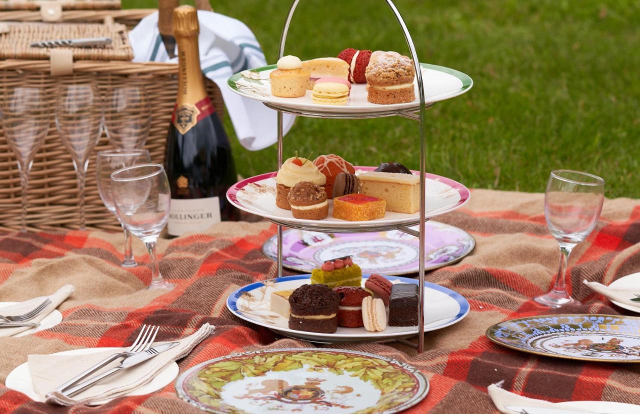 Hotel The Mitre, Hampton Court Kingston upon Thames  Exteriér fotografie A picnic