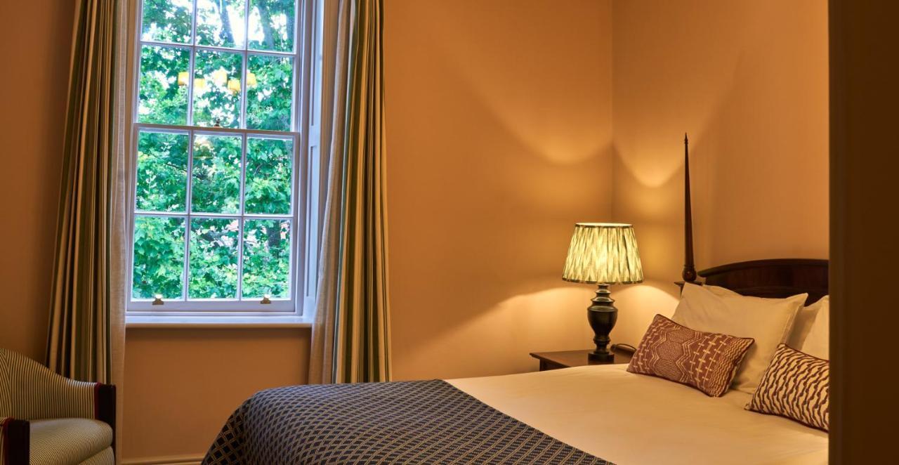 Hotel The Mitre, Hampton Court Kingston upon Thames  Exteriér fotografie A bedroom at the hotel