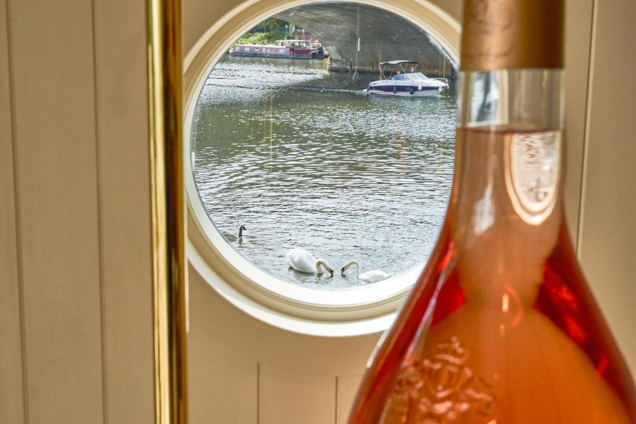 Hotel The Mitre, Hampton Court Kingston upon Thames  Exteriér fotografie A view of the River Thames from the window of a bedroom at The Swan