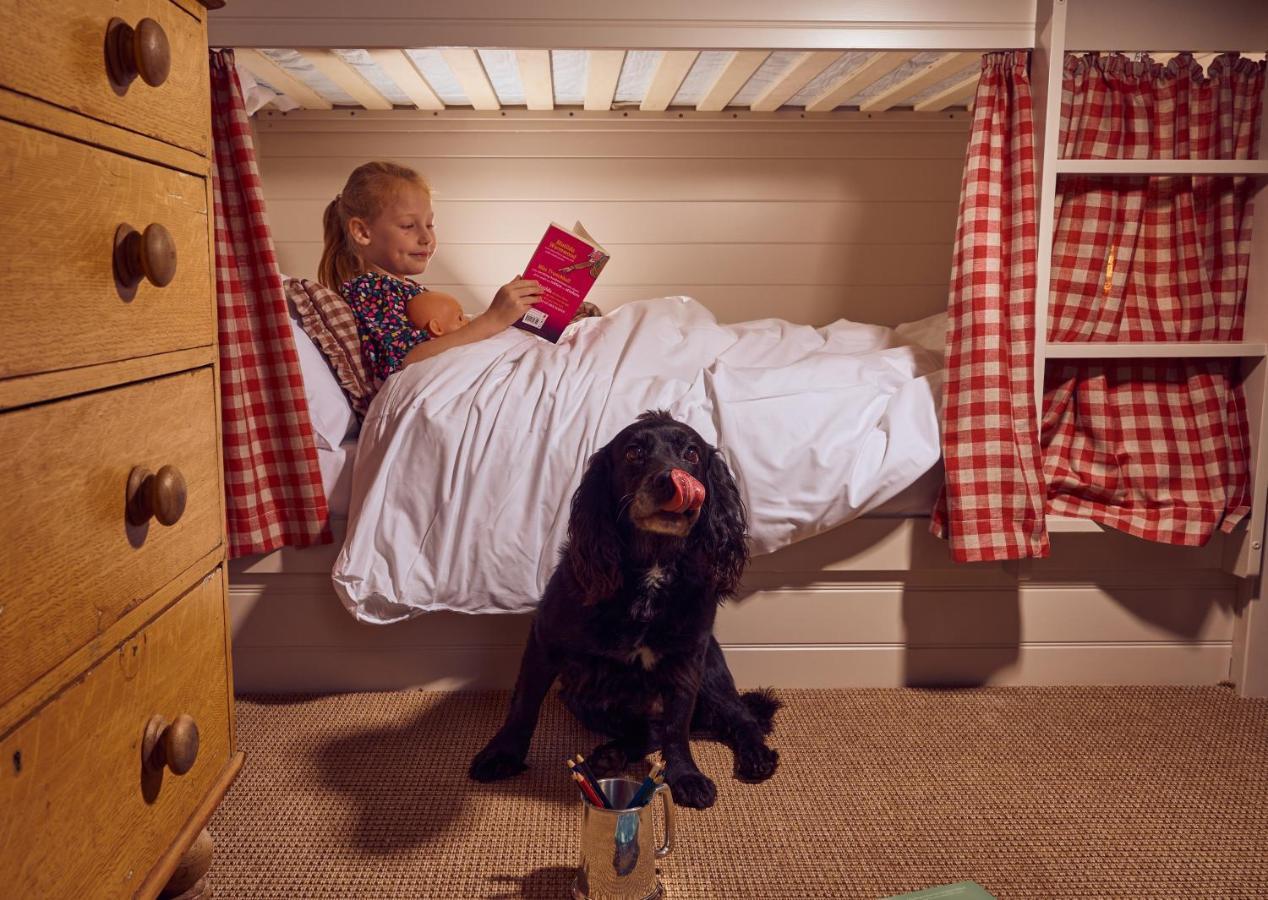 Hotel The Mitre, Hampton Court Kingston upon Thames  Exteriér fotografie A girl reading in bed