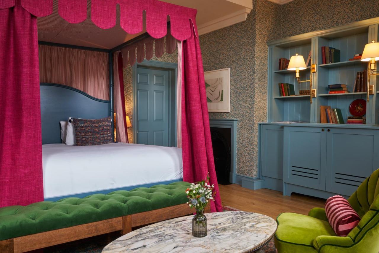 Hotel The Mitre, Hampton Court Kingston upon Thames  Exteriér fotografie A bedroom at The Mitre