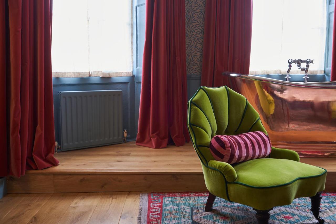 Hotel The Mitre, Hampton Court Kingston upon Thames  Exteriér fotografie Curtains made from velvet
