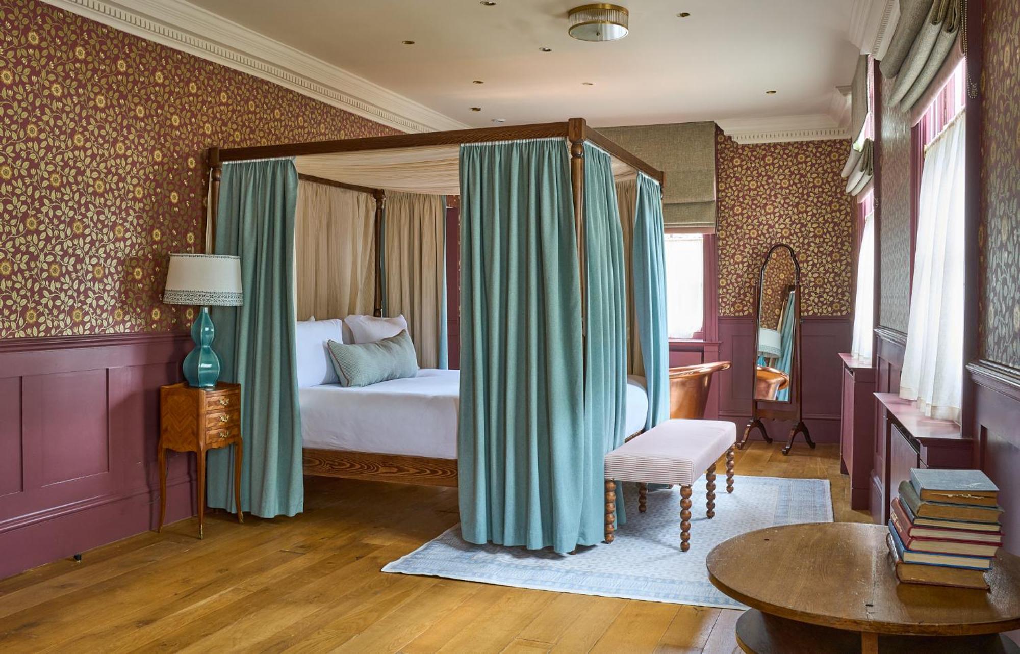 Hotel The Mitre, Hampton Court Kingston upon Thames  Exteriér fotografie A bedroom at the hotel