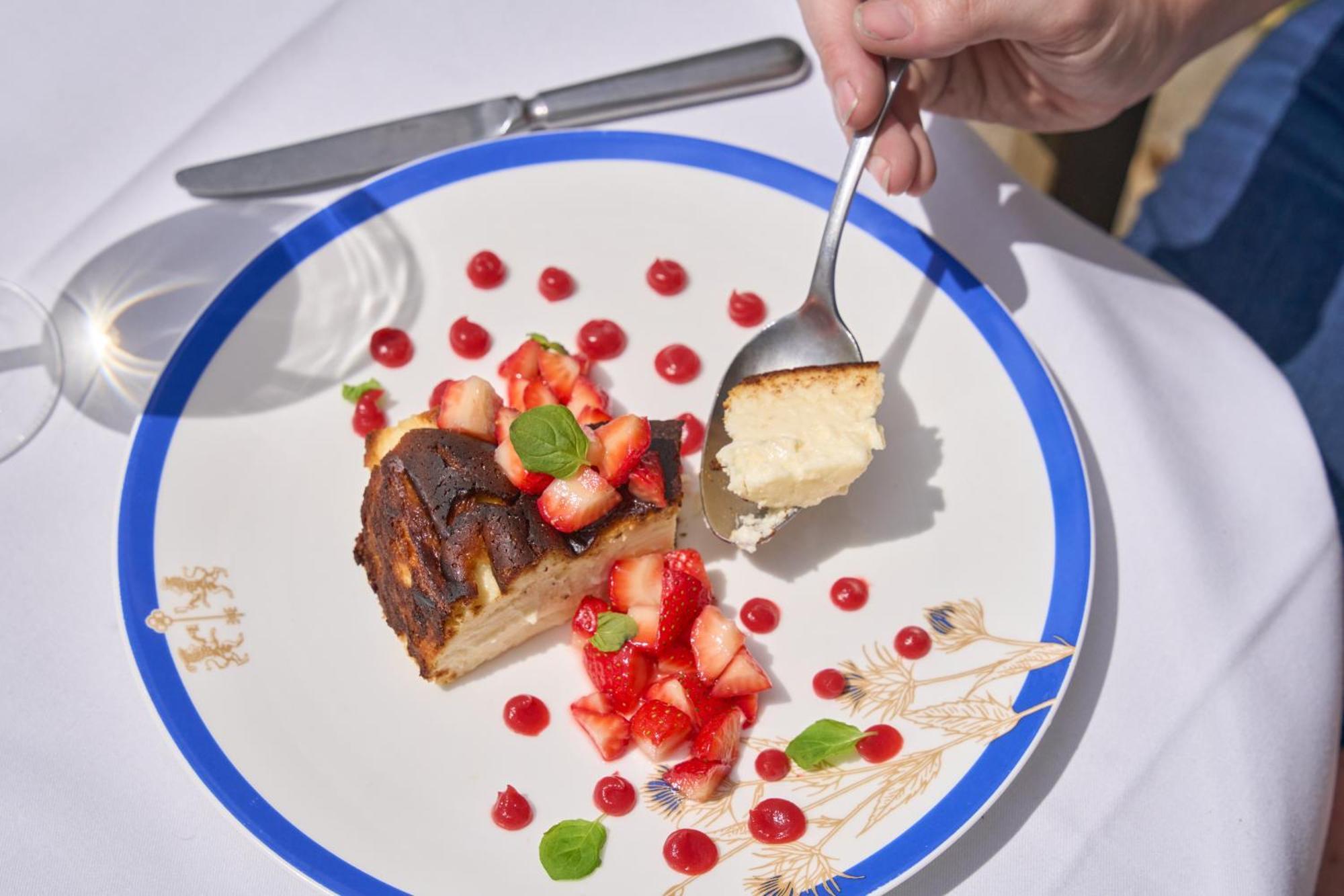Hotel The Mitre, Hampton Court Kingston upon Thames  Exteriér fotografie A person eating a dessert with a spoon