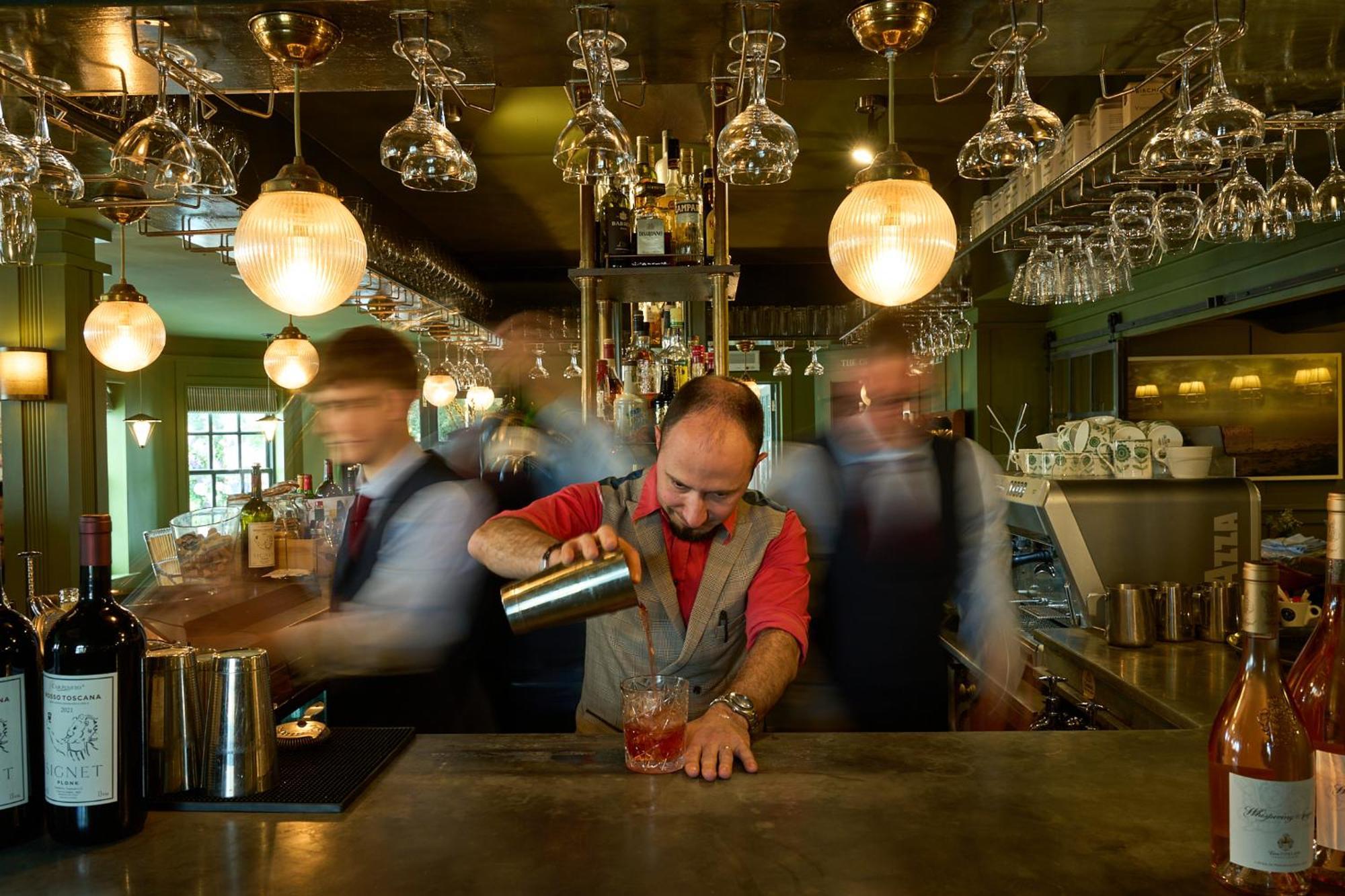 Hotel The Mitre, Hampton Court Kingston upon Thames  Exteriér fotografie A bartender at work