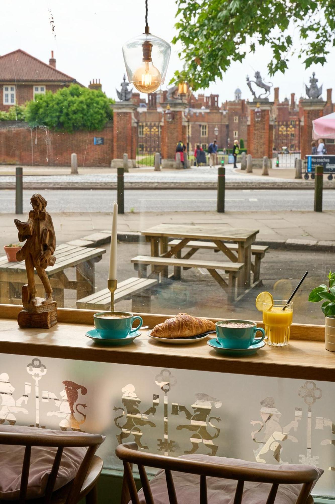 Hotel The Mitre, Hampton Court Kingston upon Thames  Exteriér fotografie The view from the window of the café