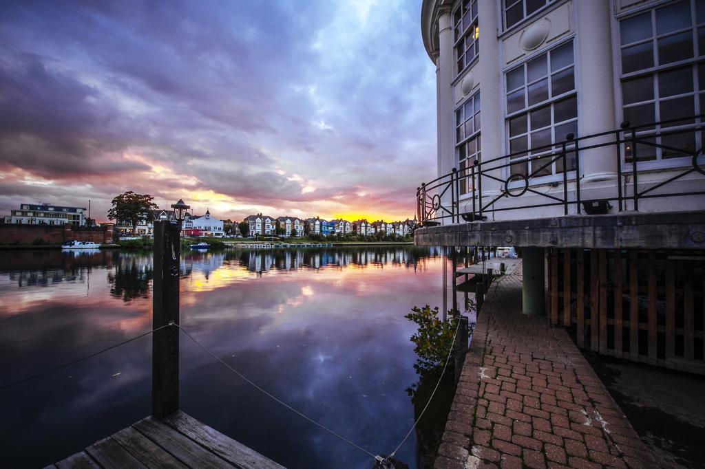 Hotel The Mitre, Hampton Court Kingston upon Thames  Exteriér fotografie Sunset at the Marina